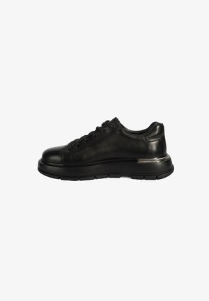 Schwarze Leder-Sneaker mit runder Zehenform, Schnürverschluss, gepolstertem Kragen und strukturiertem Gummisohl. Besitzt eine metallische Akzentuierung an der Seite.
