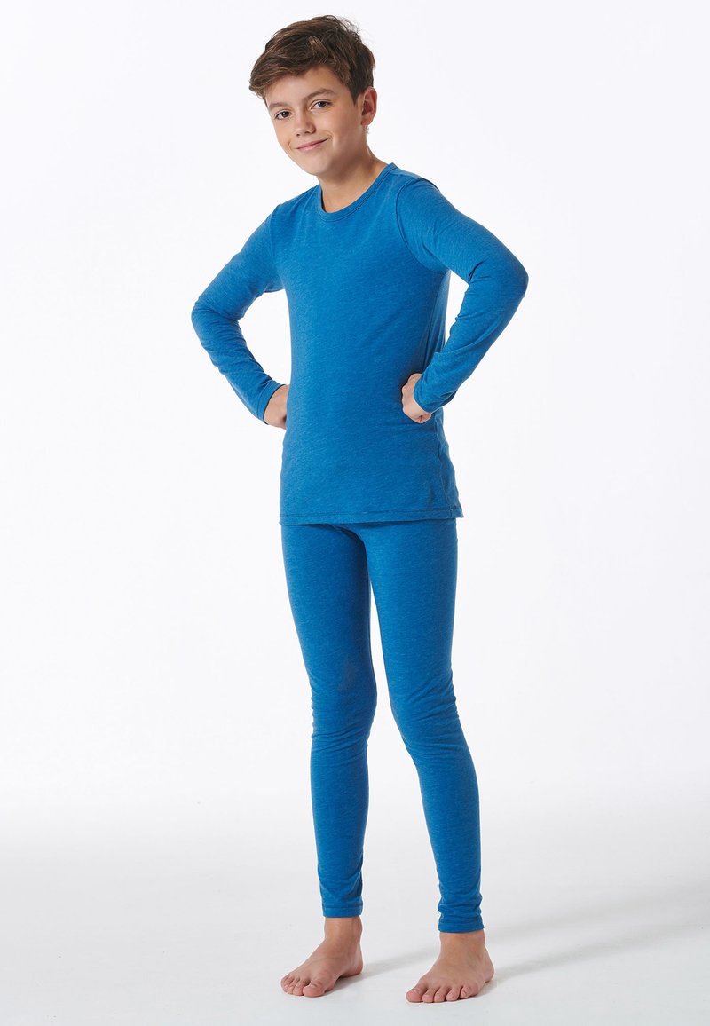 Blauwe lange mouwen top en aansluitende leggings van zachte, rekbare stof. De outfit heeft naadloze randen en een klassieke ronde hals.