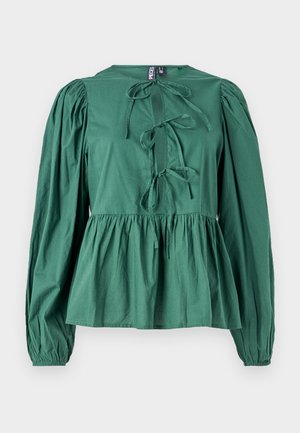 Blusa verde de mangas longas em algodão, com decote redondo, laços decorativos na parte da frente e cintura franzida para um silhouette evasé.