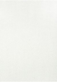 Weißer Textil mit feiner diagonaler Struktur, die ein subtils visuelles Interesse erzeugt. Das Material wirkt langlebig und leicht.