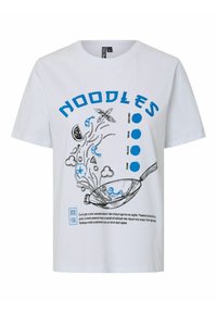 Camiseta de algodón blanca con un diseño gráfico azul que incluye la palabra "NOODLES", ilustraciones de una sartén, hierbas y camarones.