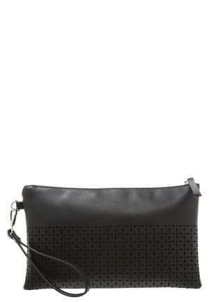 Pochette bracelet rectangulaire noire avec motif carré perforé sur la moitié inférieure et sangle détachable sur le côté gauche.