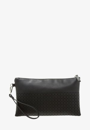 Pochette bracelet rectangulaire noire avec motif carré perforé sur la moitié inférieure et sangle détachable sur le côté gauche.