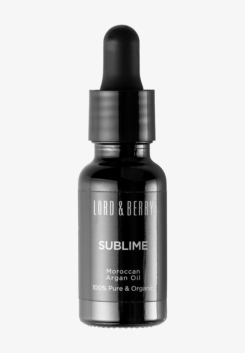 Flacon compte-gouttes en verre noir étiqueté Lord & Berry Sublime Moroccan Argan Oil 100% Pure and Organic sur fond blanc.