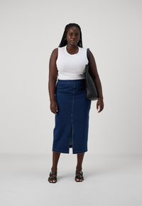 ONLY Carmakoma CARBOWIE MIDI TUBE SKIRT  - Fustă denim - naval academy