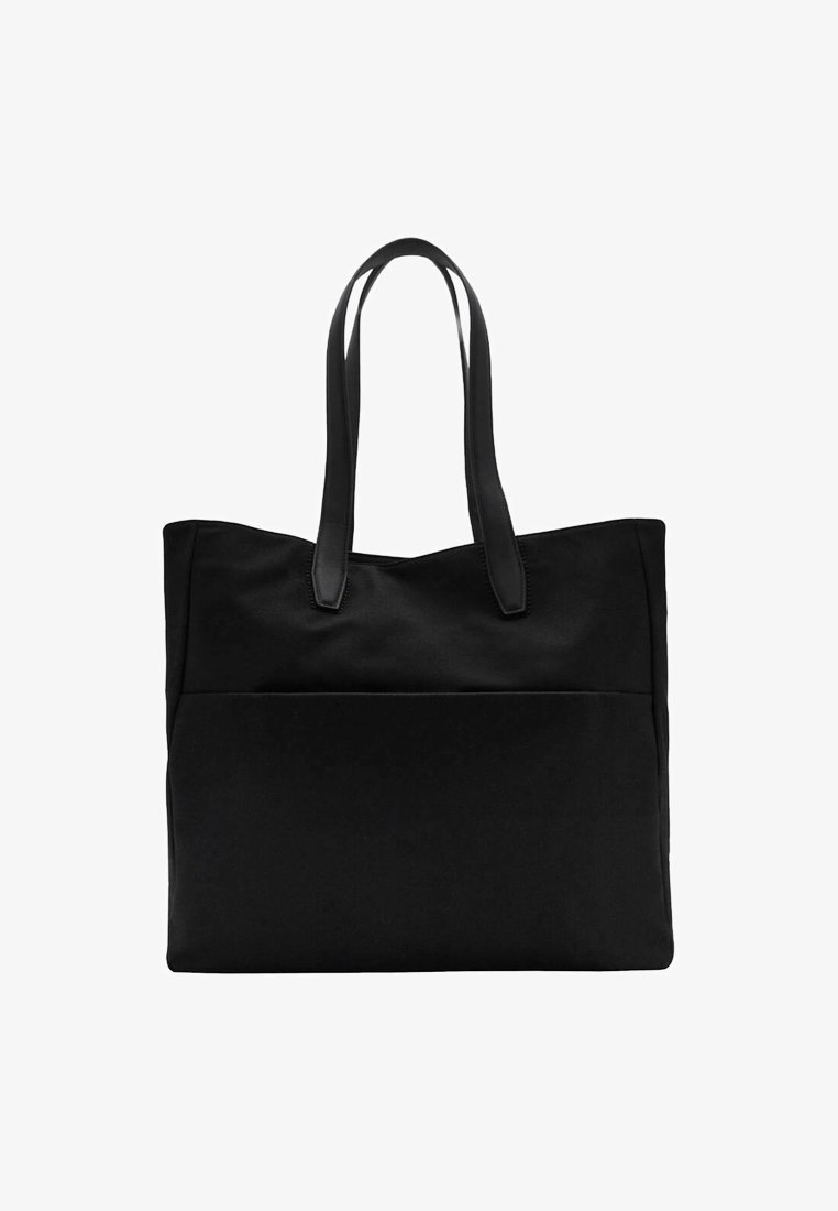 Schwarze Tragetasche mit zwei langen Griffen, hergestellt aus glattem Stoff. Verfügt über eine Fronttasche und ein minimalistisches Design. Keine sichtbaren Beschläge oder Muster.