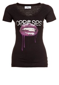 Schwarzes T-Shirt mit kurzen Ärmeln, das ein Grafikdesign von lila Lippen mit silberner Schrift "cep*ses" und lila tropfenden Akzenten zeigt.