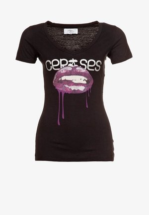 Black short-sleeve T-shirt featuring a graphic design of purple lips with silver text reading "cep*ses" and purple dripping accents.