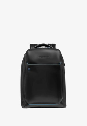 Sac à dos noir en matériau lisse, doté d'une poche avant avec des accents bleus, d'une poignée supérieure et de bretelles rembourrées.