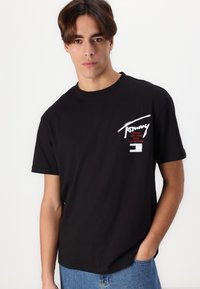 Tommy Jeans GRAFFITI TEE UNISEX - Marškinėliai su spaudiniu - black