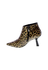 Stivale alla caviglia con stampa leopardata, punta appuntita, cerniera laterale e un design unico del tacco a blocco. Realizzato in materiale pelliccia sintetica.