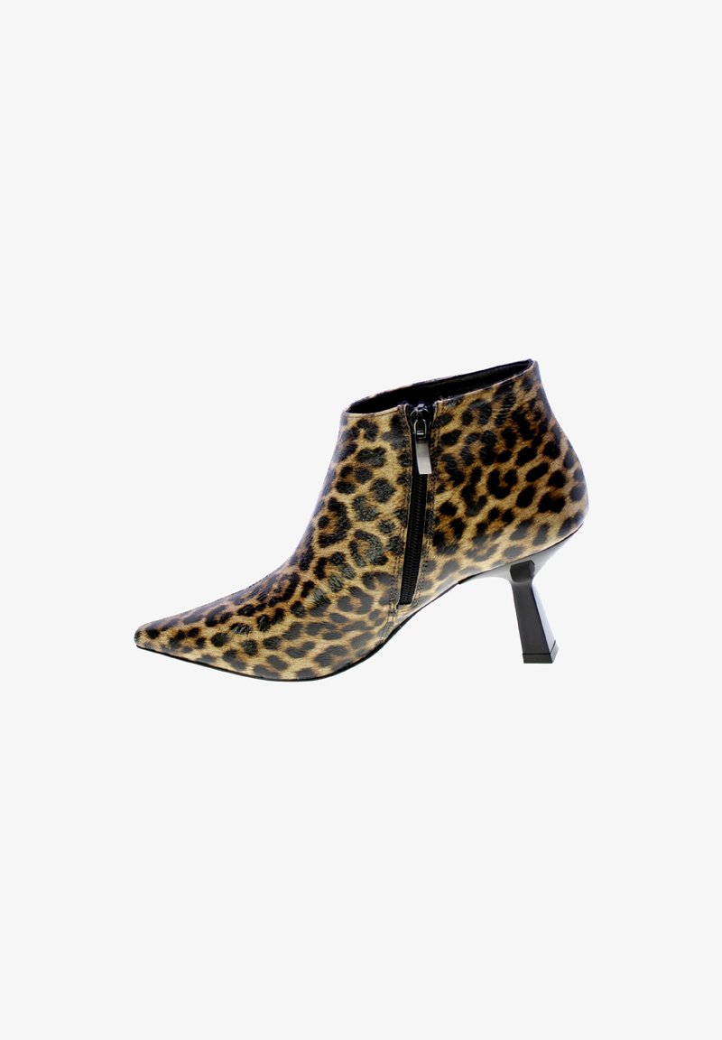 Stivale alla caviglia con stampa leopardata, punta appuntita, cerniera laterale e un design unico del tacco a blocco. Realizzato in materiale pelliccia sintetica.