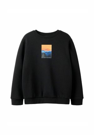 Sweatshirt noir avec un graphisme rectangulaire de montagnes au coucher du soleil, accompagné du texte "EXPLOREZ LE MONDE" en dessous de l'image.