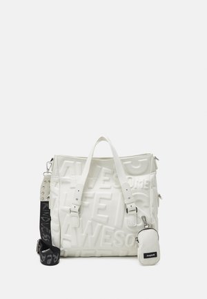 Bolso blanco con letras grandes en relieve, asas dobles, correa negra ajustable con texto "amabilidad" y pequeña bolsa con cremallera adjunta.