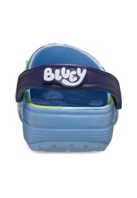 Niebieskie gumowe sandały z teksturowaną niebieską cholewką, fioletowym paskiem z logo "BLUEY" oraz zielonymi akcentami po bokach.