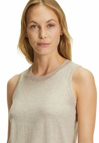 Beige ärmelloses Top aus weichem Strickstoff, mit Rundhalsausschnitt und gerippten Kanten, glatter Textur und figurnahem Design.