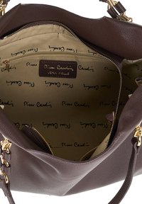 Borsa a tracolla in pelle marrone con texture, dotata di accessori in oro, caratterizzata da un interno in tessuto beige decorato con una stampa del logo ripetuta e una tasca con zip.