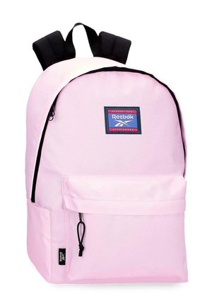 Mochila Reebok de color rosa claro con correas negras ajustables, bolsillo frontal con cremallera y parche con la marca en el panel superior delantero.