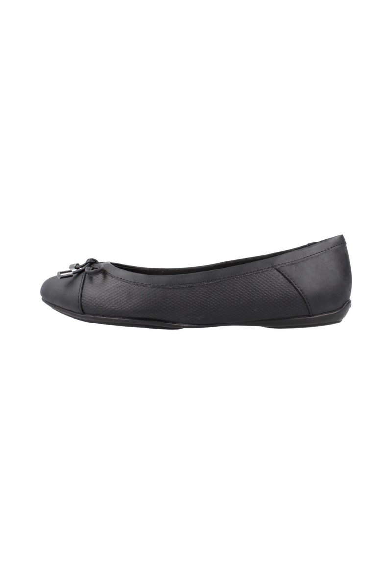 Bailarina negra hecha de material sintético suave con un panel lateral texturizado y un lazo decorativo en la punta. Forma redondeada con un tacón sutil.