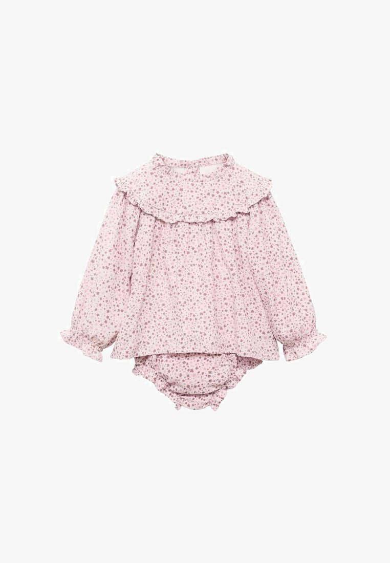 Svetlo roza otroška bluzica z nabranim ovratnikom, dolgimi rokavi in cvetličnim vzorcem. Priloženi kratki hlače imajo elastične robove za udobje.