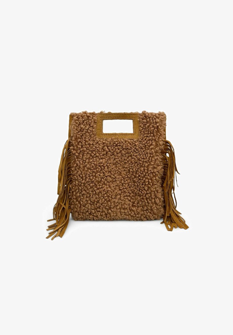 Sac marron texturé en matériau pelucheux avec un détail à franges sur les côtés. Forme rectangulaire avec une poignée découpée.