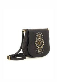 Borsa a tracolla in pelle nera con un'ornamentazione floreale ornata, hardware in oro e argento, forma rotonda e tracolla regolabile.