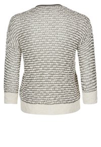 Texturerad tröja med ett horisontellt randmönster i kräm och grått, med en rundad halsringning och ribbade muddar och fåll.