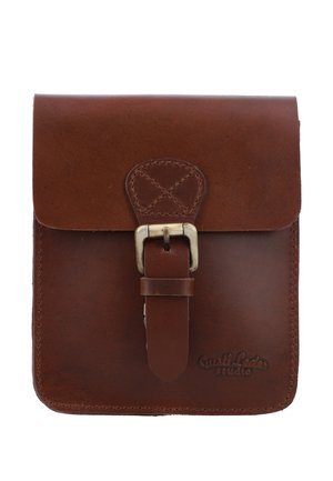 Braune Lederpouch mit einer Klappe, genähten Kanten, einer Metallbuckle und einem Schlaufenverschluss. Mit geprägtem Branding unten rechts.