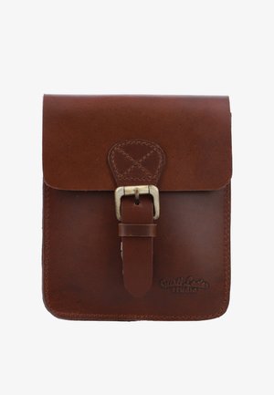 Smeštoni kožni mjenjač s preklopom, šivenim rubovima, metalnom kopčom i petljom za zatvaranje. Ima urezan logotip u donjem desnom kutu.