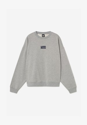 Gaiši pelēka apģērba džemperis ar apaļu kaklu un garām piedurknēm, uz krūškurvja centrā neliels teksts “LONG NIGHTS” tumšā fontā.