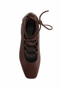 Bruin leren schoen met een puntige neus en uitsparingen, voorzien van een vetersluiting met cilindrische lussen en een zachte textuur.