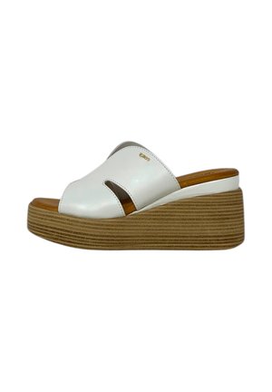 Sandali platform bianchi con tomaia in pelle liscia, caratterizzati da un design con ritagli e un tacco largo marrone testurizzato per un'altezza aggiuntiva.