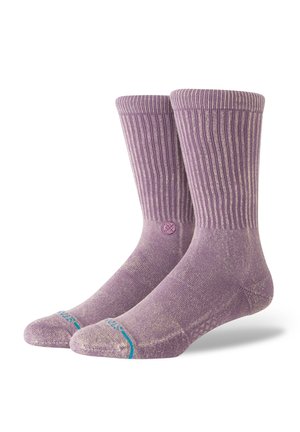 Calcetines morados acanalados con un acabado texturizado, que presentan detalles en azul contrastante en las puntas y un parche con el logo cerca del tobillo.