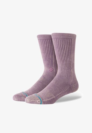 Calcetines morados acanalados con un acabado texturizado, que presentan detalles en azul contrastante en las puntas y un parche con el logo cerca del tobillo.