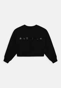 Pullover nero accorciato realizzato in morbido tessuto, con polsini a costine e collo a girocollo. Sul davanti è stampato "MARGIELA" in caratteri sbiaditi.