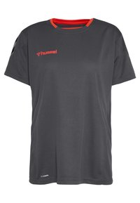 Camiseta deportiva de color gris oscuro con mangas cortas, que presenta un acento rojo en el escote y un logotipo rojo en el pecho. Textura de malla para una mayor transpirabilidad.