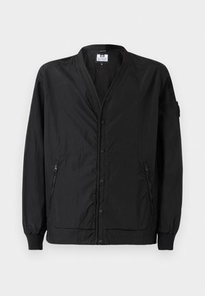 Svart lett jakke med knappestilling foran, ribbede mansjetter og to glidelåslommer på sidene. Har en avslappet passform og myk tekstur.