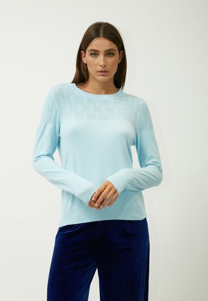 Helles blaues Strickpullover mit strukturiertem Muster über den Schultern, langen Ärmeln und Rippdetails an den Bündchen und am Saum.