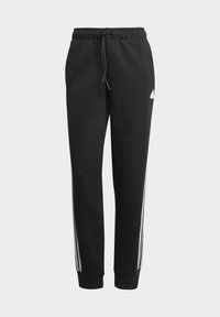 Čierne tepláky s elastickým pásom, šnúrkou a bielymi bočnými pruhmi. Vyrobené z mäkkej tkaniny so zúženými manžetami na členkoch.