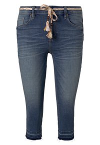 Pantalones de mezclilla recortados en azul oscuro con un cinturón trenzado que presenta borlas y cuentas marrones. Detalles de desgaste ligero y dobladillo deshilachado.