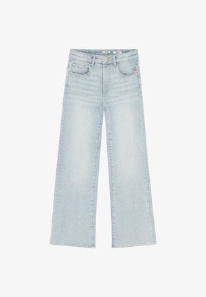 Vaqueros de tiro alto en azul claro, de ancho ajustado, con bolsillos delanteros y cierre de botón sobre fondo blanco.