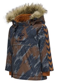 Braun und grau gemusterte Winterjacke mit einer Kapuze aus Kunstpelz, orangefarbiger Innenausstattung und Chevron-Akzenten an den Ärmeln. Verfügt über eine mit Reißverschluss verschlossene Tasche.
