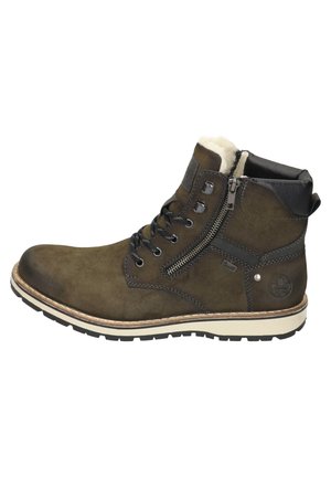Botas de tobillo de ante marrón con suela de goma blanca, que presentan un zipper lateral, cordones en la parte delantera y un forro suave en la parte superior para mayor comodidad.