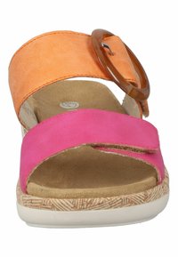 Calzature con una fascia superiore sintetica arancione, una fascia incrociata rosa e una fibbia circolare marrone, con una soletta imbottita e una suola testurizzata.