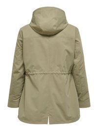 Kapucē ar garām piedurknēm, viduklis piešaurināts un aizmugurē šķēlums, khaki krāsā, attēlota no aizmugures uz balta fona.