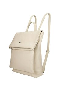Zaino in cuoio beige con chiusura a pattina, spallacci regolabili e tasca frontale. Texture liscia con hardware e branding minimi.