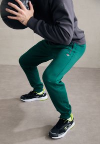 Champion ICONS CUFF PANTS - Treniņtērpa apakšdaļas - green