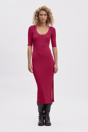 Åtsittande maxiklänning i en livlig fuchsia-färg, med rundad halsringning, korta ärmar och höga sidoklipp.