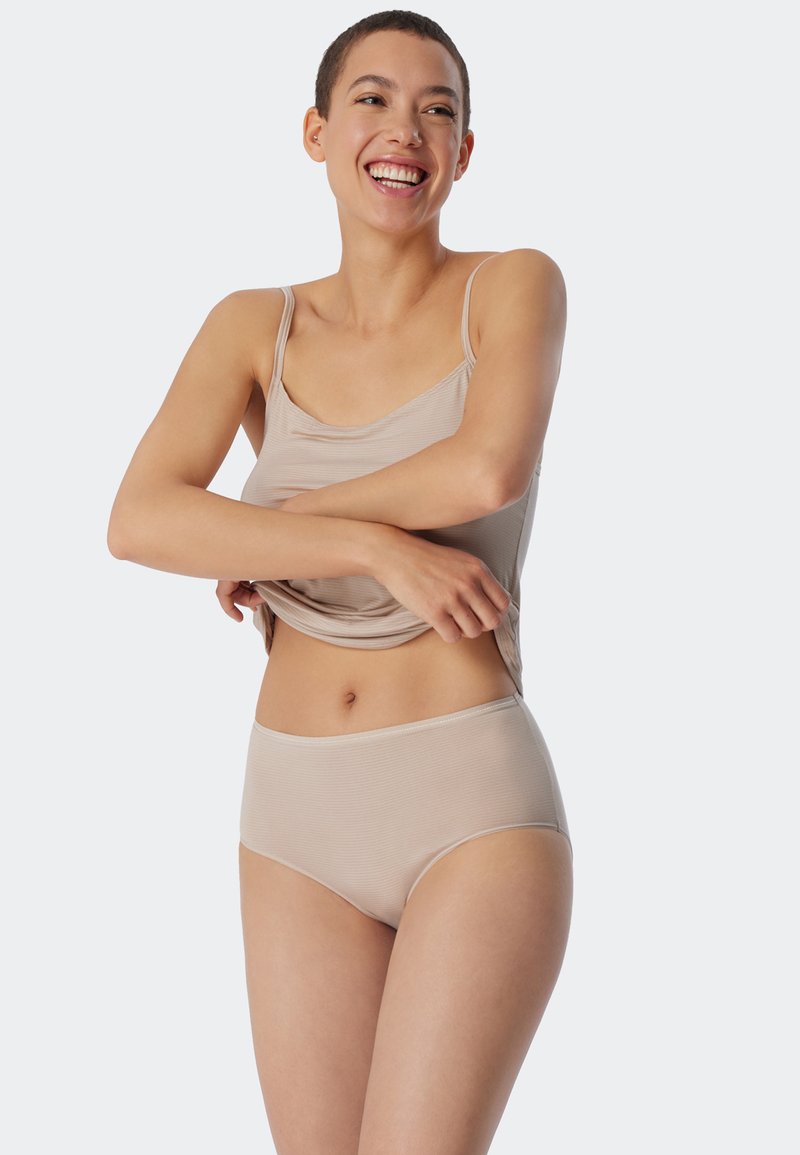 Beige geribde tanktop met dunne bandjes en bijpassende high-waisted slipjes. Zachte, gladde textuur met een subtiele glans.