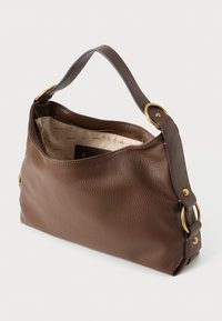 Bruine leren handtas met een getextureerde buitenkant, accenten van goudkleurig beslag en een enkele bovenhandgreep. Binnenin gevoerd met subtiele branding.